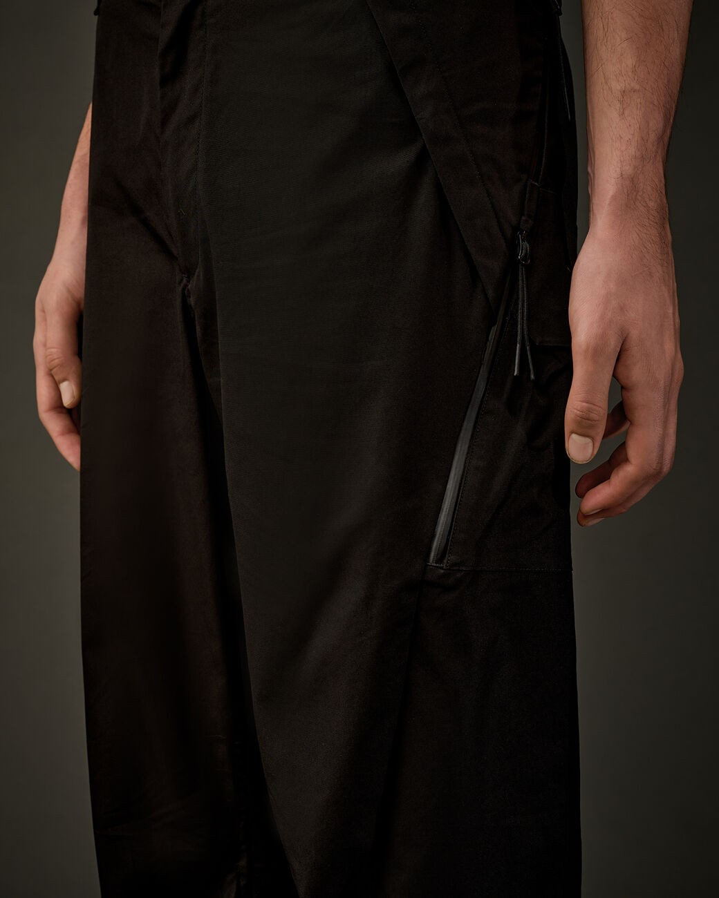 C.P. COMPANY - METROPOLIS HYST CARGO PANTS - BLACK