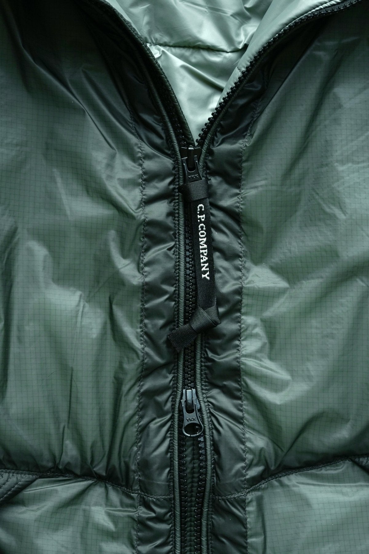 C.P. COMPANY - DD SHELL OUTLINE PRIMALOFT JACKET - MOON MIST