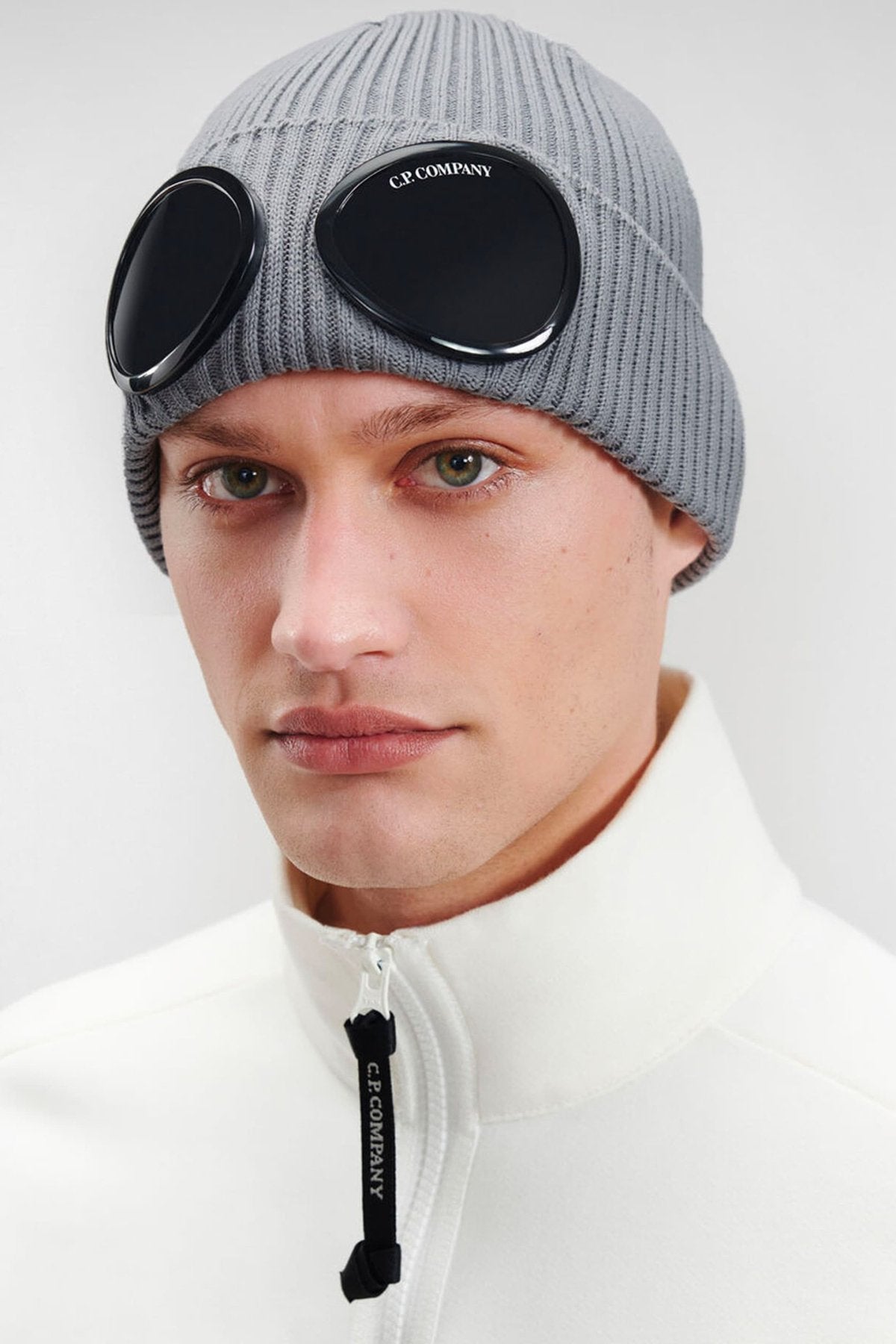 C.P. COMPANY - COTTON GOGGLE BEANIE - DARK SHADOW