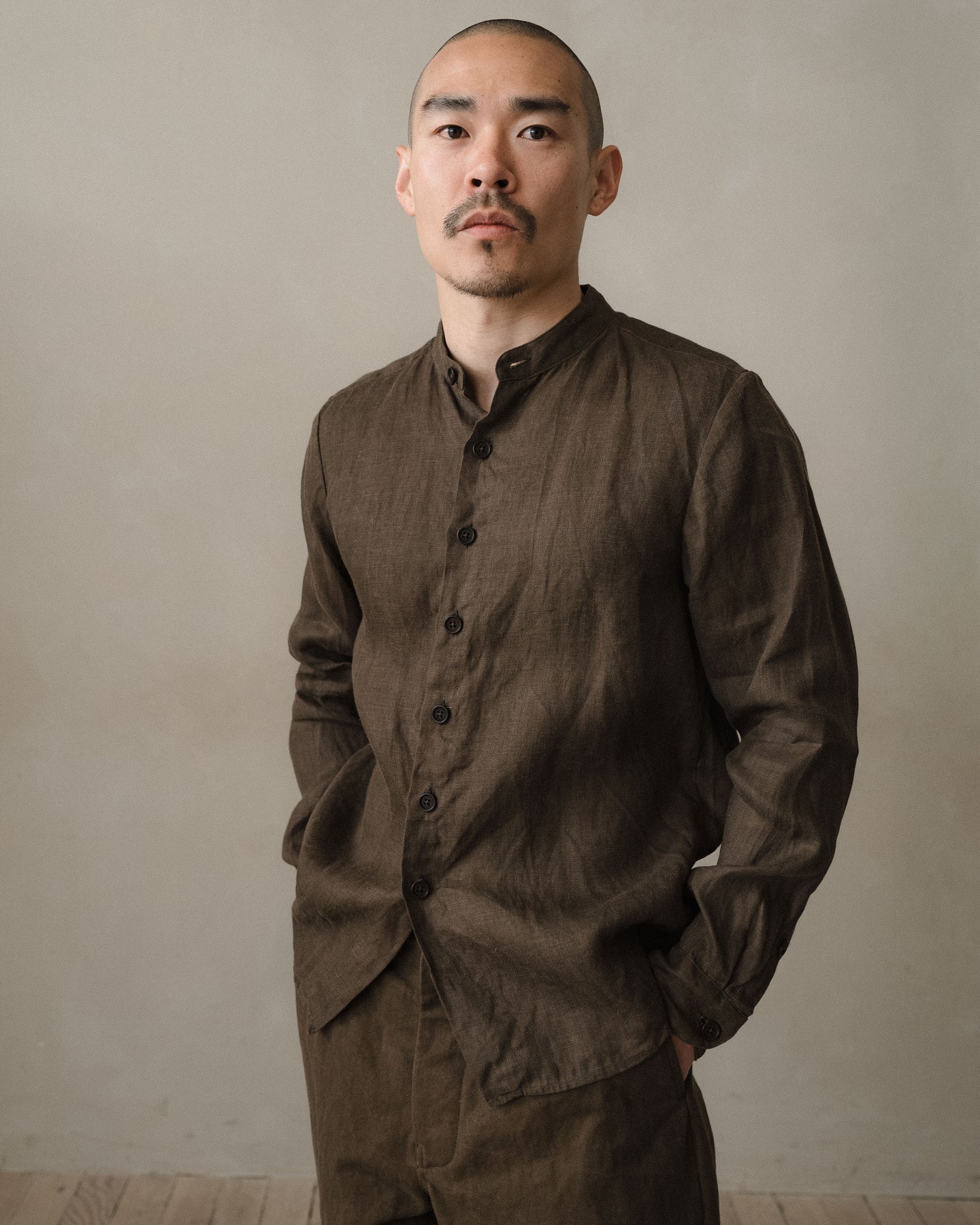 evan kinori - BAND COLLAR SHIRT - SUMI INK HEMP TWILL - DARK OLIVE