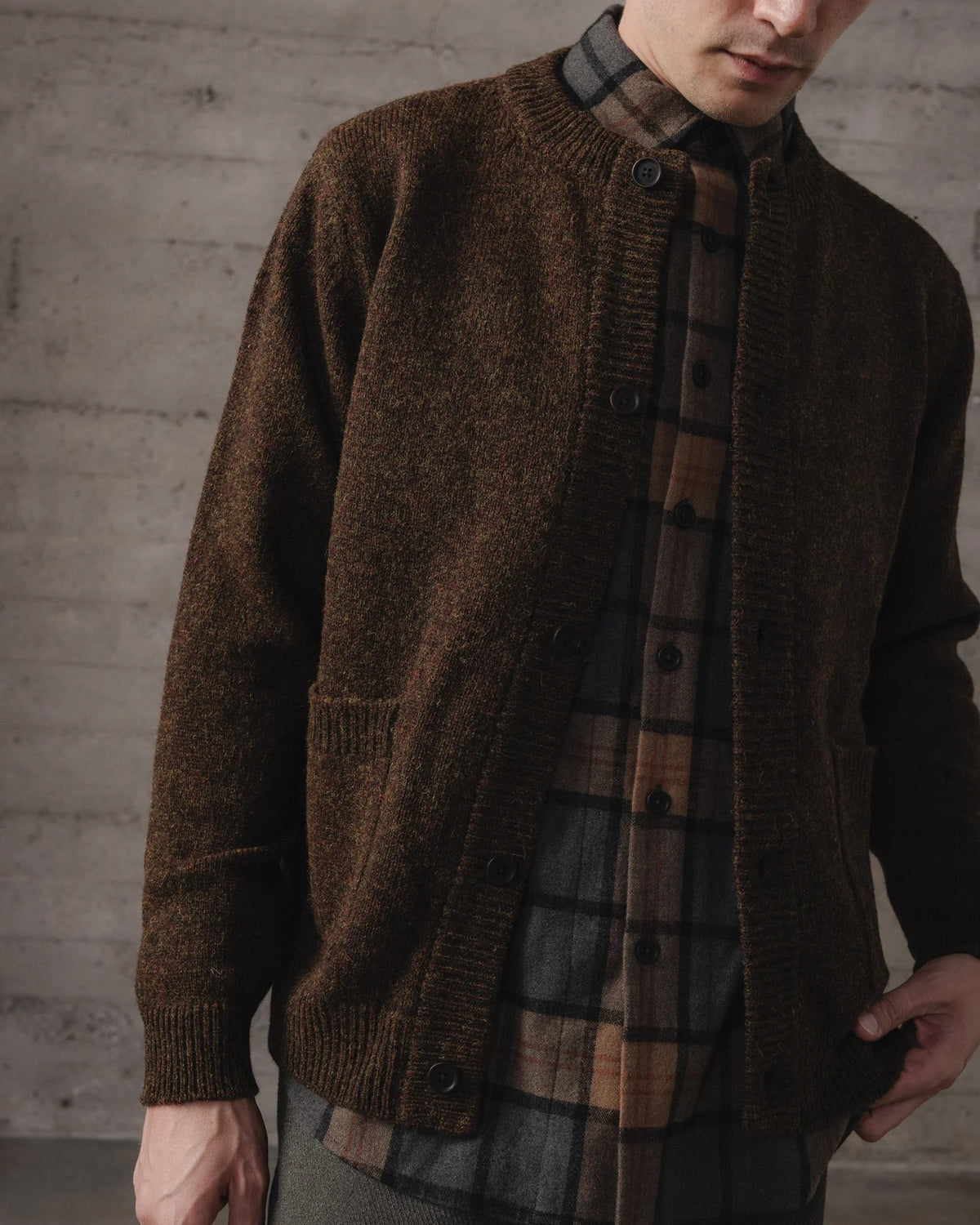 evan kinori - CREWNECK CARDIGAN TOP DYED WOOL - DARK OLIVE