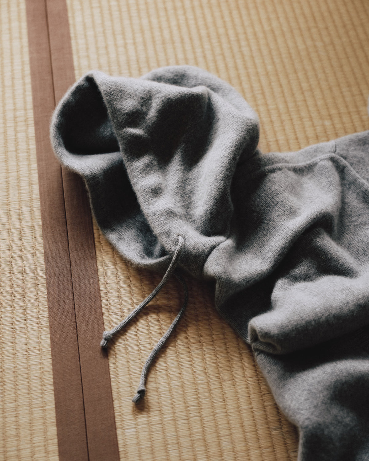 TOKYO DESIGN STUDIO New Balance - Cashmere 7G Knit Hoodie - HEATHER GREY