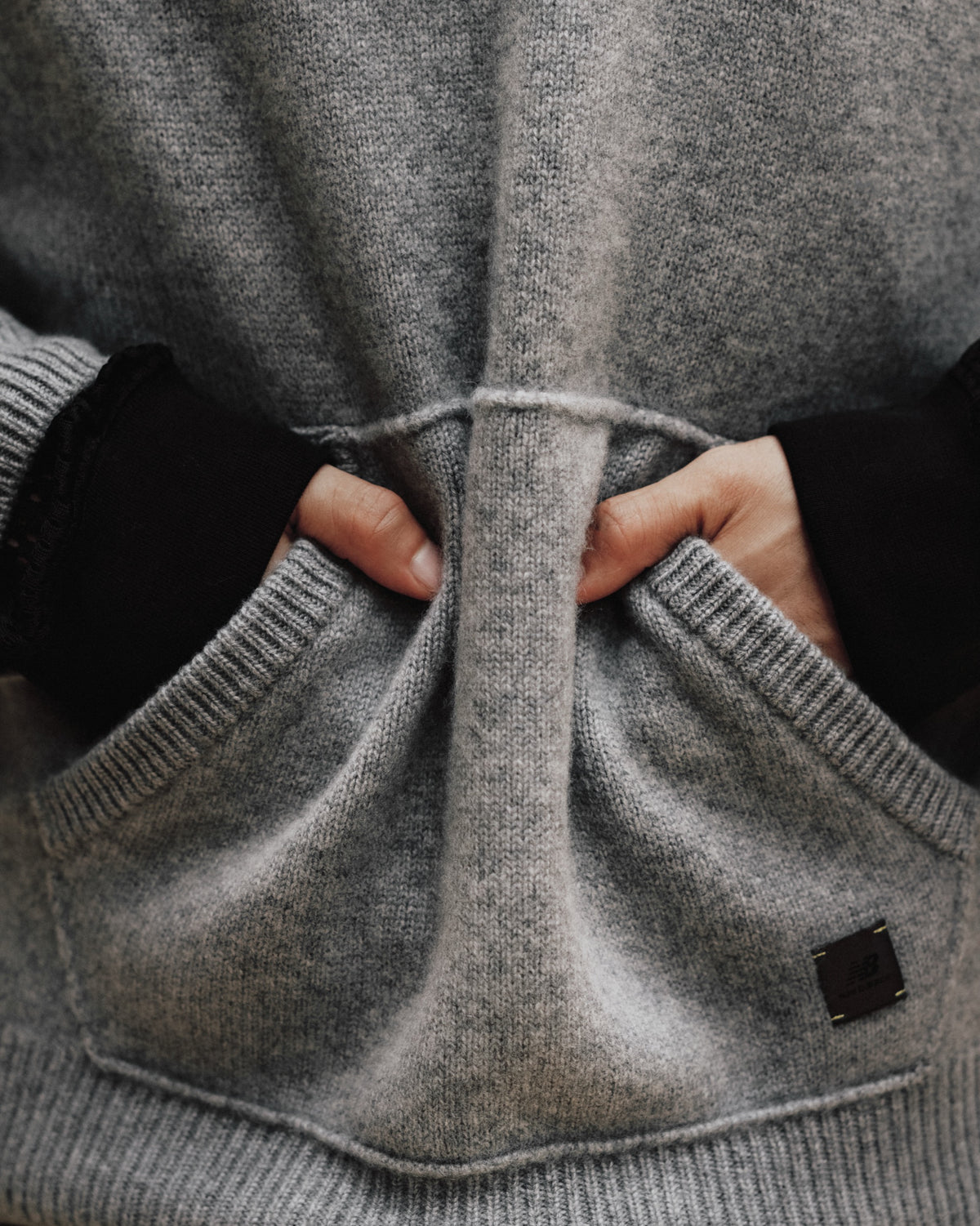 TOKYO DESIGN STUDIO New Balance - Cashmere 7G Knit Hoodie - HEATHER GREY